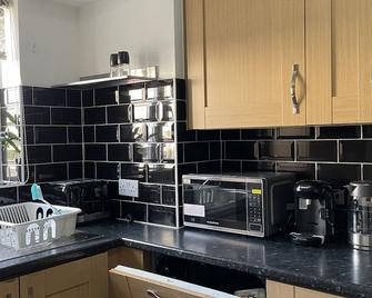 Luxury 4 Large Bedrooms West Thurrock Grays 3 bathrooms 1 en suite Netflix Free Parking - Grays - Kitchen