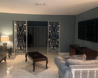 Charming 3-bedroom house with AC, WiFi in enjoyable Lauderhill - Lauderhill - Living room