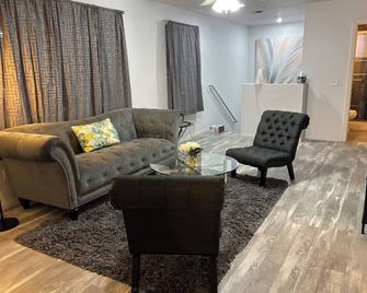 Private 2BR Upstairs Casita in fabulous Las Vegas- with Pool - Las Vegas - Sala de estar