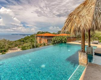 Beautiful condo w/breathtaking ocean & mountain views and shared pool - Ocotal - Piscina
