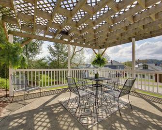 Cozy New Kensington Apartment with Shared Amenities - New Kensington - Balcony