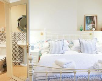 Fleur de Lys - Bampton - Bedroom