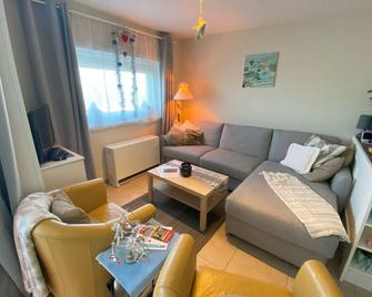 Charming Waterside Getaway, cleaning included - Nieuwpoort - Living room