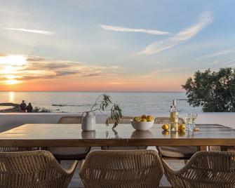 Luxurious Oceanfront Villa With Unique Sunset & Hot Tub - Apollonia - Balcón