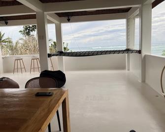 Affordable Private Cabin with access to spectacular 3rd story rooftop beach view - Burgos - Balcony