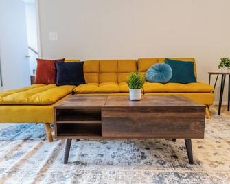 Charming 4-bedroom house with AC and WiFi in Winston-Salem - Kernersville - Obývací pokoj