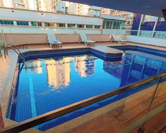 هوتل دوس آسوريس - بالنياريو كامبوريو - حوض السباحة