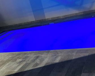 Trendybliss Guest House - Swartklip - Piscina