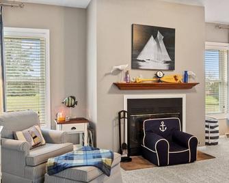 Culver Lodge | 3br/2ba, Near Lake Max & Academies - Culver - Sala de estar