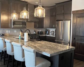 Modern Mountain Lodge, Hot Tub, Bunk Suite, Minutes to Park City & Deer Valley - Kamas - Kitchen