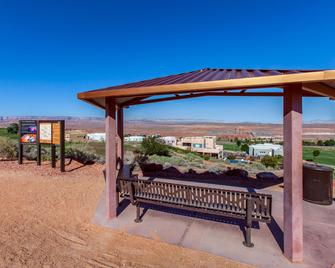 كواليتي إن فيو أوف ليك باول - بيج - باج - شرفة مرصوفة