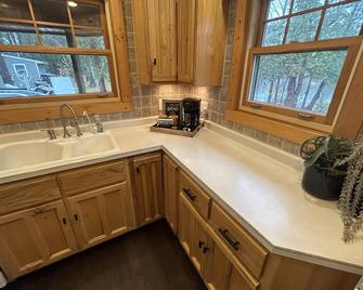 Cedar Retreat located in God's Country, on East Bass Lake. Sleeps 10! - Gwinn - Kitchen