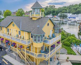 A Suite Place .5 mi from Beach 3 - Michigan City