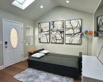 Cozy Attached Studio – Hidden Gem in OC near Disneyland, Anaheim Convention… - Orange - Habitación