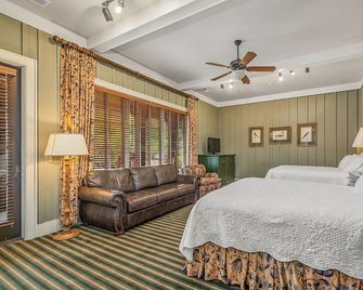 Bright's Creek Double Queen with Deck and pet friendly-Near TIEC, Hendersonville - Mill Spring - Habitación