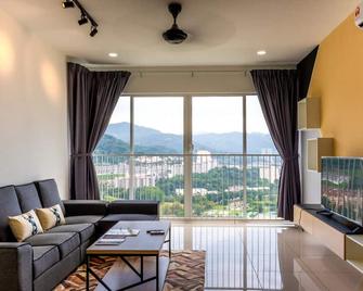 Southwest Designer's Suite by D Imperio Homestay - Penang - Living room