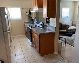 Whole Family - Barrette - סקרמנטו - מטבח