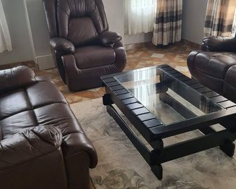 Inviting 2 Bed House in Bulawayo - Bulawayo