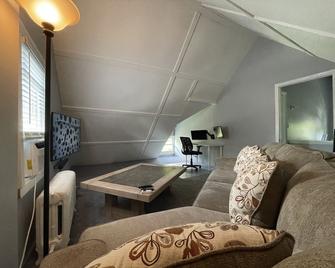 Cedar Brook Getaway - Nyc | Rutgers | Jersey Shore - Union County Extended Stay - Plainfield - Living room