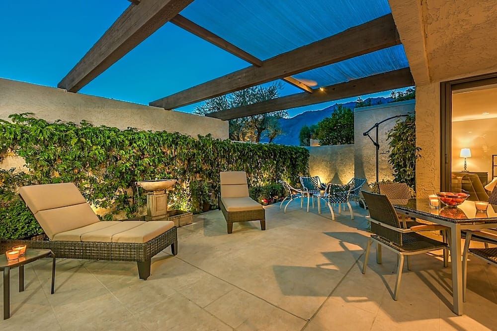 2 bed 2 bath Greenhouse East Garden Condo available for 29 or more nights - פאלם ספירנגס - פטיו