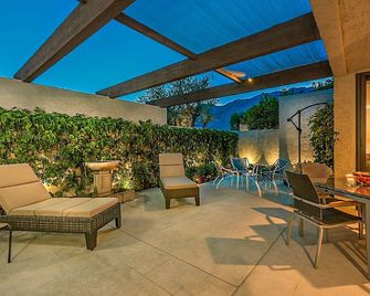 2 bed 2 bath Greenhouse East Garden Condo available for 29 or more nights - Palm Springs - Pati