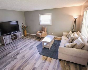 Serenity Seneca 3br & 2 Ba W/ Garage - Kokomo - Living room