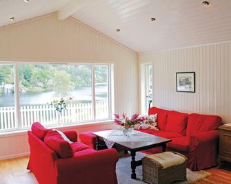 3 Bedroom Gorgeous Home In Lyngdal - Lyngdal - Sala de estar