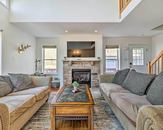 Hot Tub and Decks Tree-Lined Retreat in Pocono Lake - Pocono Pines - Sala de estar