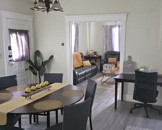super cozy 4-bedroom house in Lorain newly remodeled close to lake. - Lorain - Comedor