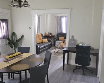 super cozy 4-bedroom house in Lorain newly remodeled close to lake. - Lorain - Dining room