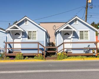 Located right downtown, Studio Cottage - Sitka - Building