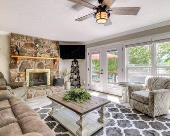 Boat, Swim and Unwind Waterfront Norris Lake Home! - Tazewell - Living room