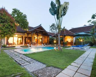 Bali Royal Heritage Villas - North Kuta - Piscina