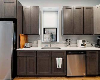 Cozy 2 Bed Home by West Loop with Parking & Laundry - Chicago - Cozinha