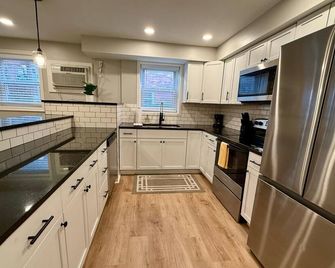 Cathedral Modern King bed with Washer & Dryer - Omaha - Kuchnia