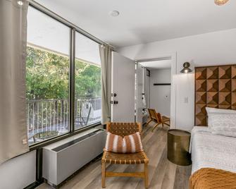 كاندلويك إن - إيوريكا سبرينغس - غرفة معيشة