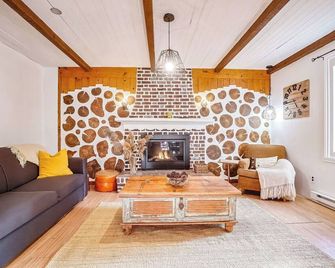 Spa - Chalet au Ptit Bonheur - Saint-Adolphe-d'Howard - Salon