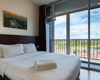 Emart Hotel (Riam) - Miri - Bedroom