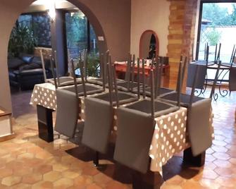 Villa Rosemary heated pool - La Destrousse - Restaurante