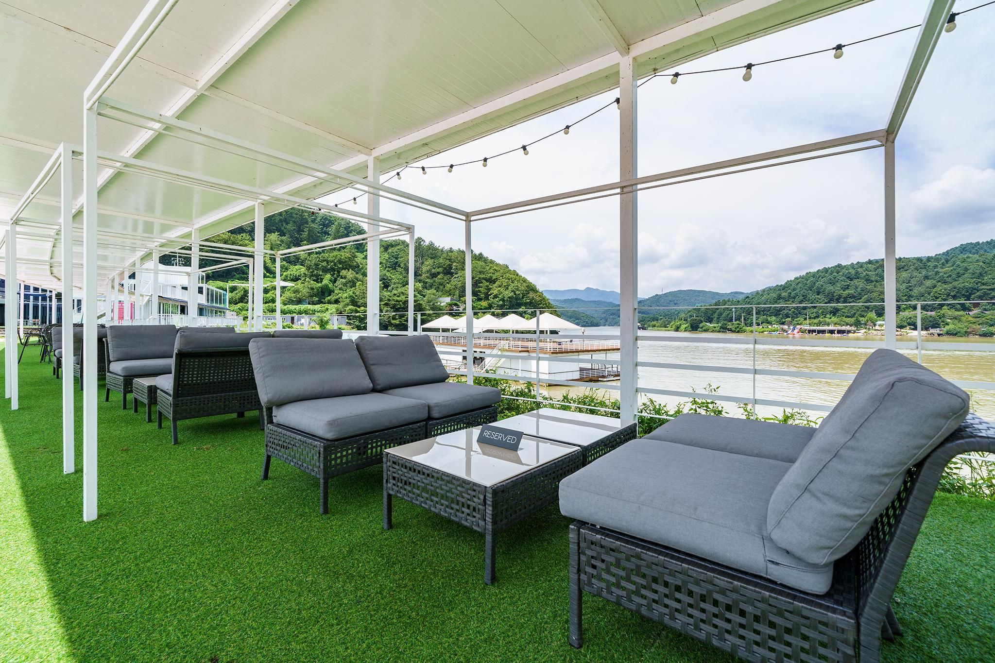 Parotia waterhouse hotel