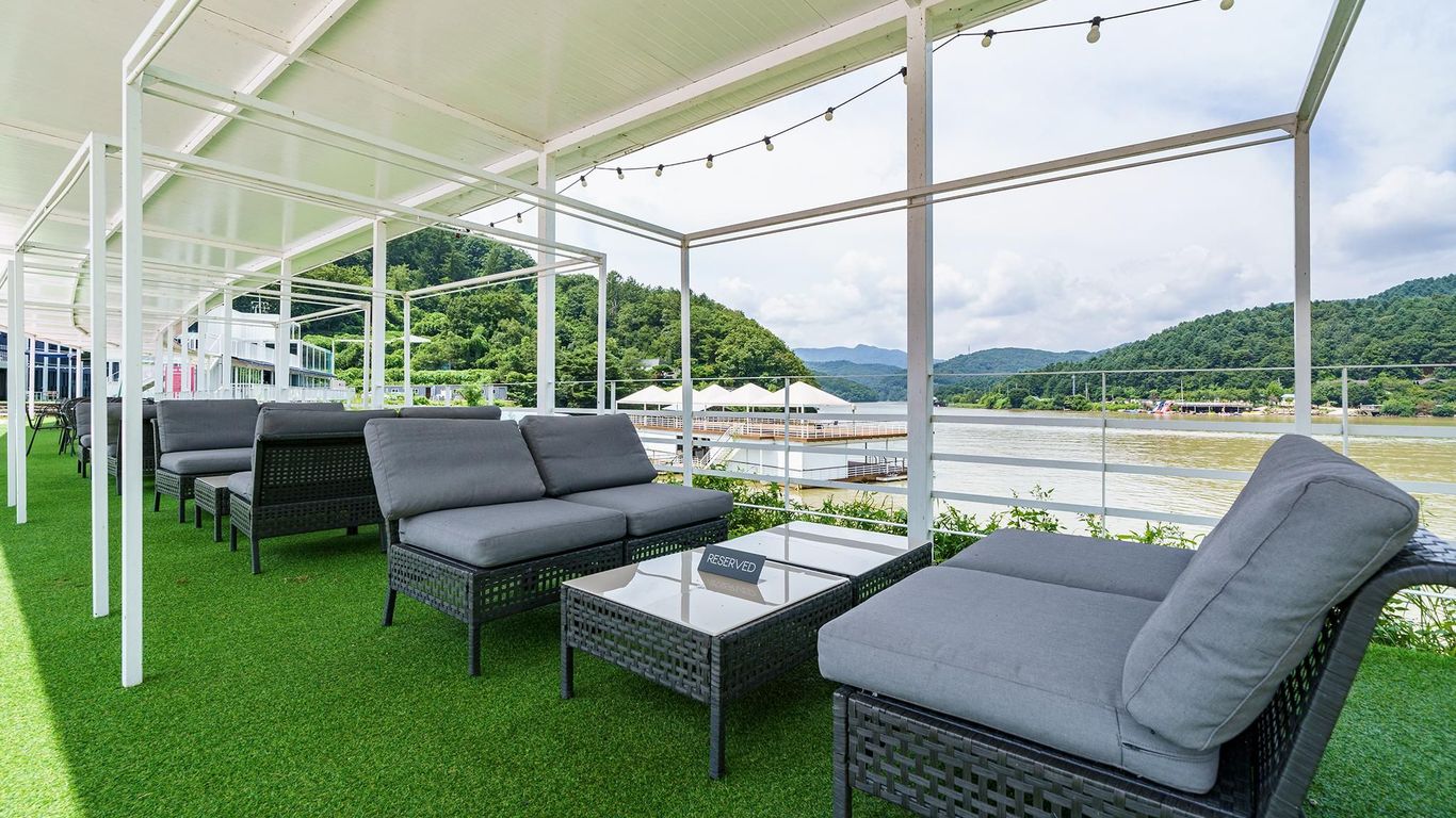 Parotia waterhouse hotel