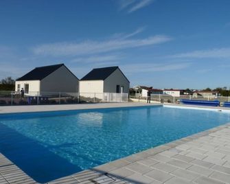 chalet près des plages du débarquement - Grandcamp-Maisy - Piscine