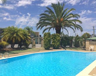Platinum Motel - Bentley - Pool