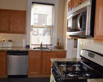 Beautiful, Historic Home Available Close to Downtown - Bellevue - Cocina