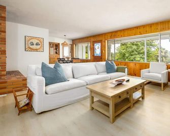 3Bed Single Level Home - Carlsbad - Living room