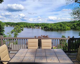 Entire Private Lakefront Cottage Home on Lake Hopatcong + Kayaks and Pedalboat - Lake Hopatcong - Balcony