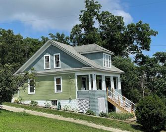 3 bedroom country getaway, short drive from DC - Strasburg - Building