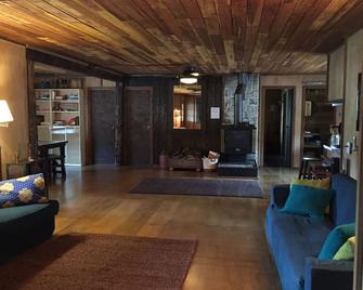 Yosemite Rustic Retreat with Hot Tub, Pool, Springs, Dogs! 5 acres private~ - Coulterville - Sala de estar