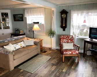 Charming Pet-Friendly Cottage Seconds from Lake near Rochester, New York - Himrod - Living room