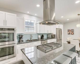 Bright and Modern Home 2 Mi to Presque Isle Airport - Presque Isle - Cocina